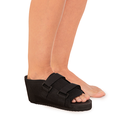 El zapato post quirúrgico está diseñado para ofrecer soporte y comodidad durante la recuperación de cirugías en los pies o tobillos. Con su estructura estabilizadora, reduce el riesgo de complicaciones y permite una correcta movilidad. Ideal para evitar presiones sobre áreas sensibles y acelerar el proceso de sanación.